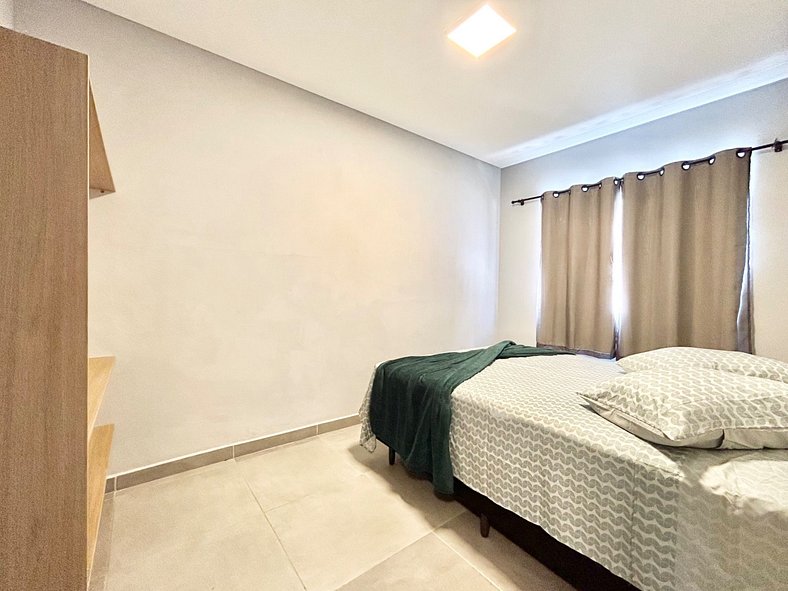 004 - Apartamento com 2 dormitórios na praia de Bombas