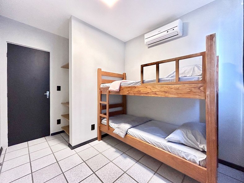 005 - Apartamento com 2 dormitórios na praia de Bombas
