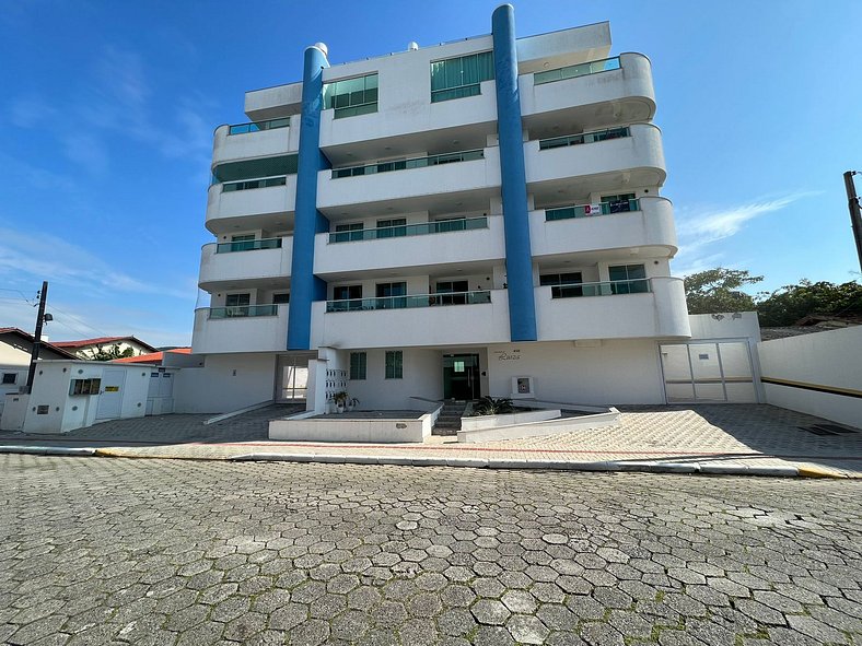 020 - Apartamento 2 dormitórios na Praia de Bombas