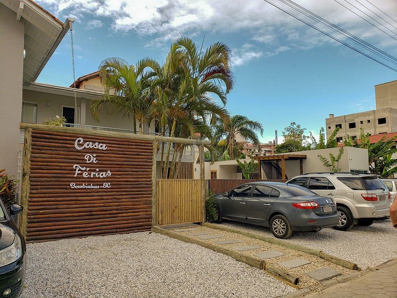 022 - Lindo Residencial com Piscina e Jacuzzi em Bombas