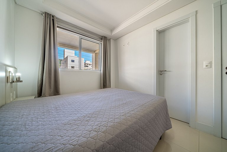 047 - Ótimo apartamento 3 dormitórios, na praia de Bombas