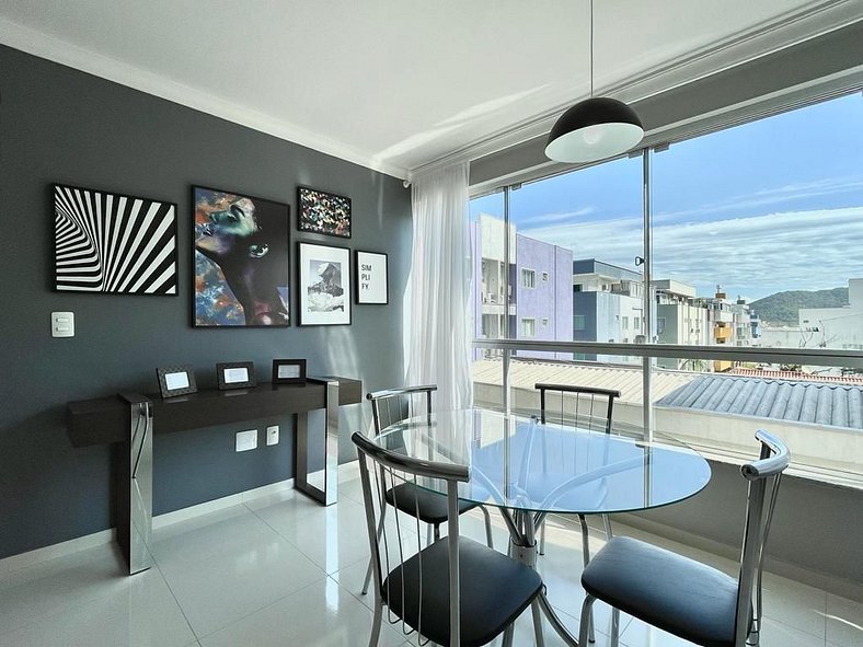051 - Apartamento bem decorado de 02 quartos na praia de Bom