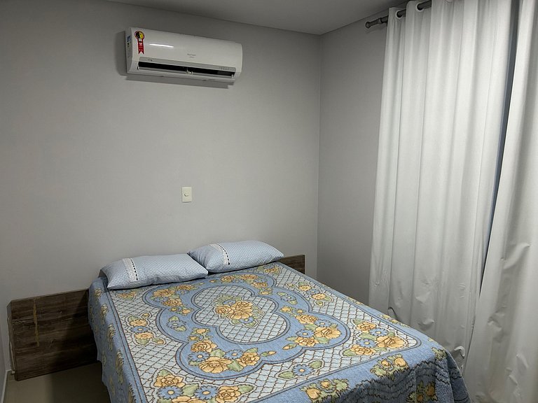 068 - Apartamento de três dormitórios sendo uma suíte na pra