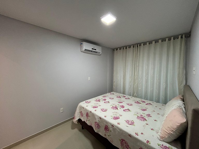 068 - Apartamento de três dormitórios sendo uma suíte na pra