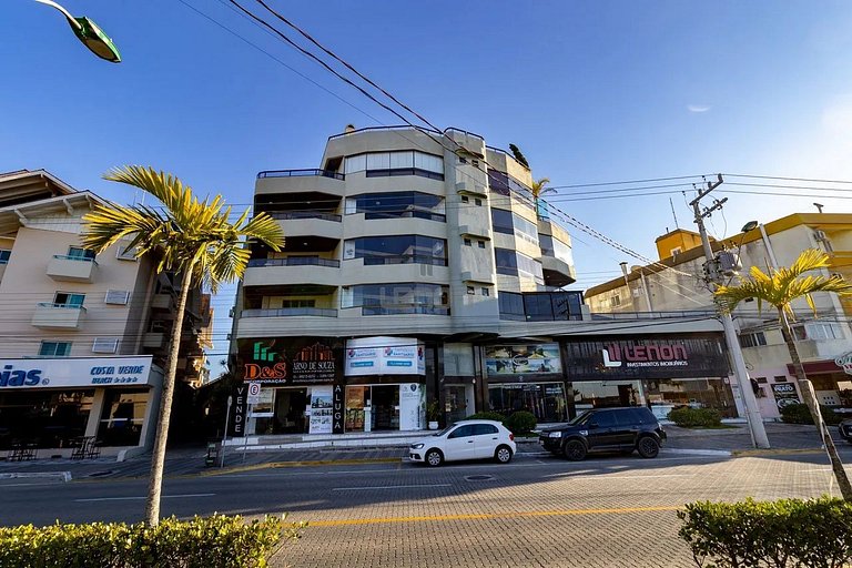 132 - Localizado na Avenida Principal de Bombas - Apto com 0