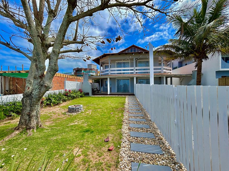 149 - Linda casa Frente ao Mar em Mariscal com 04 dormitório