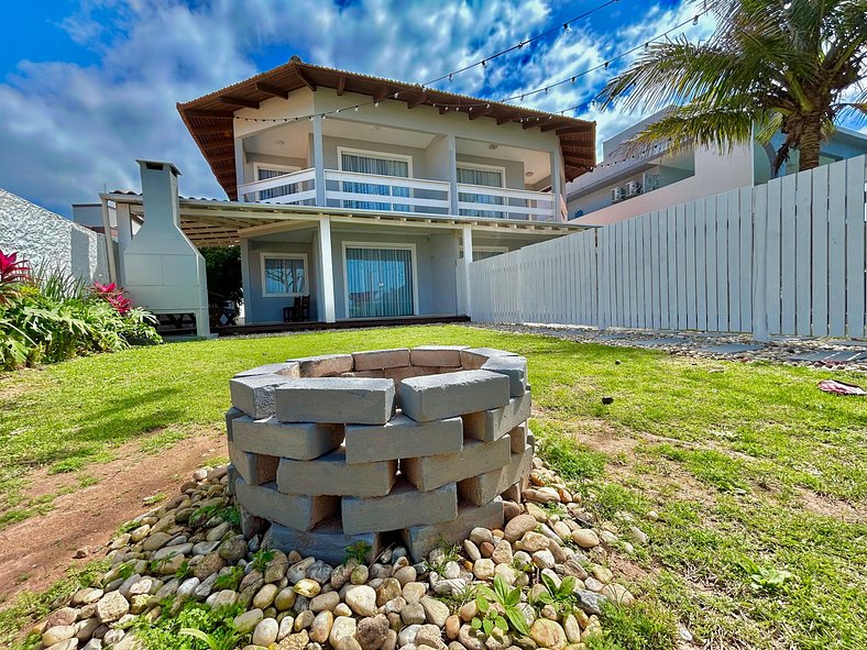 149 - Linda casa Frente ao Mar em Mariscal com 04 dormitório