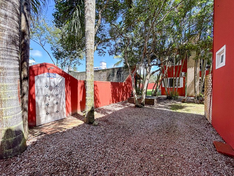 218 - Linda casa com amplo espaço em Mariscal