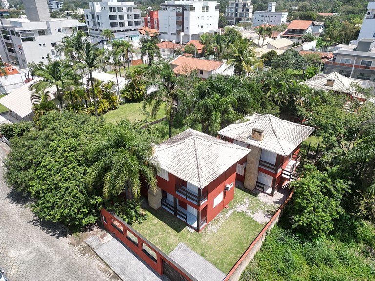 218 - Linda casa com amplo espaço em Mariscal