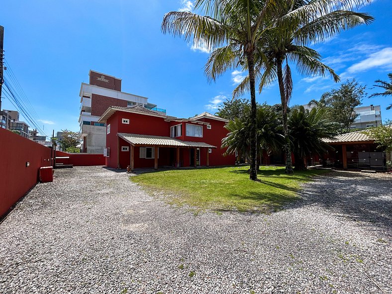 218 - Linda casa com amplo espaço em Mariscal