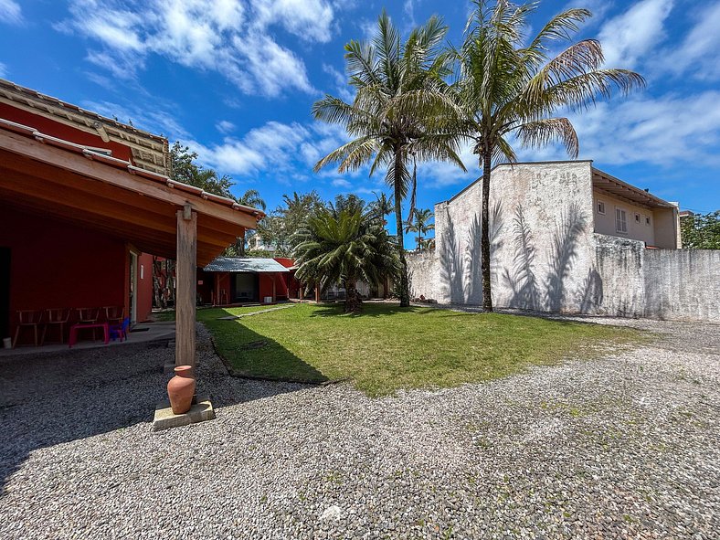 218 - Linda casa com amplo espaço em Mariscal