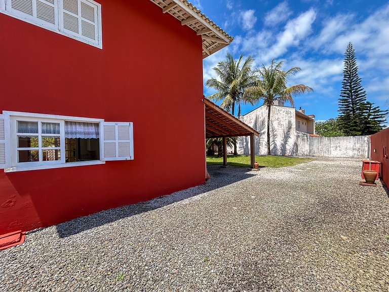 218 - Linda casa com amplo espaço em Mariscal