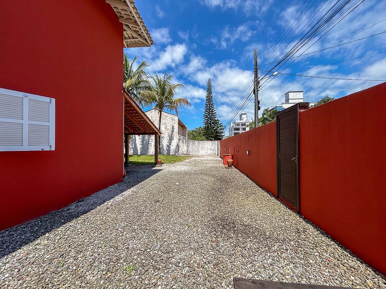 218 - Linda casa com amplo espaço em Mariscal