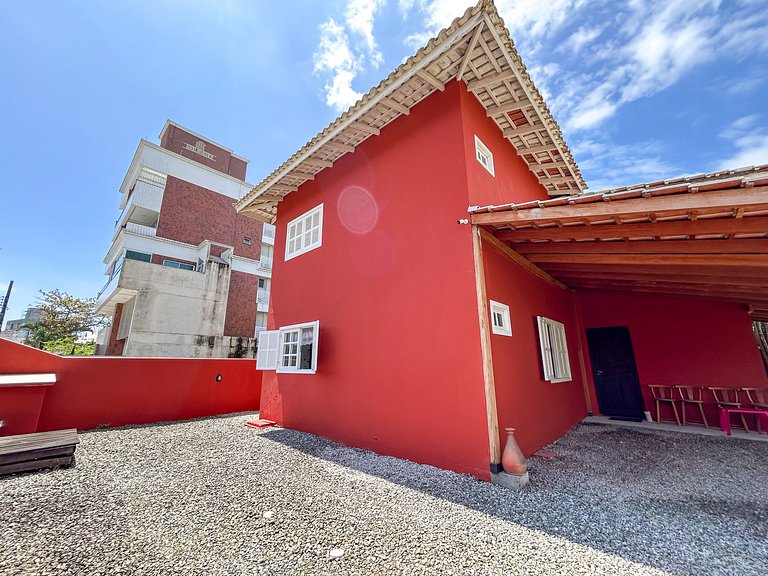 218 - Linda casa com amplo espaço em Mariscal