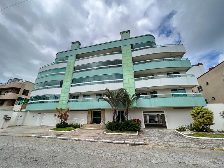 013 - Excelente apto com 03 dorm à 100m da praia