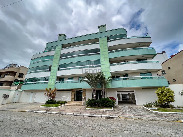 012 - Apartamento espaçoso à 120m Praia de Bombas