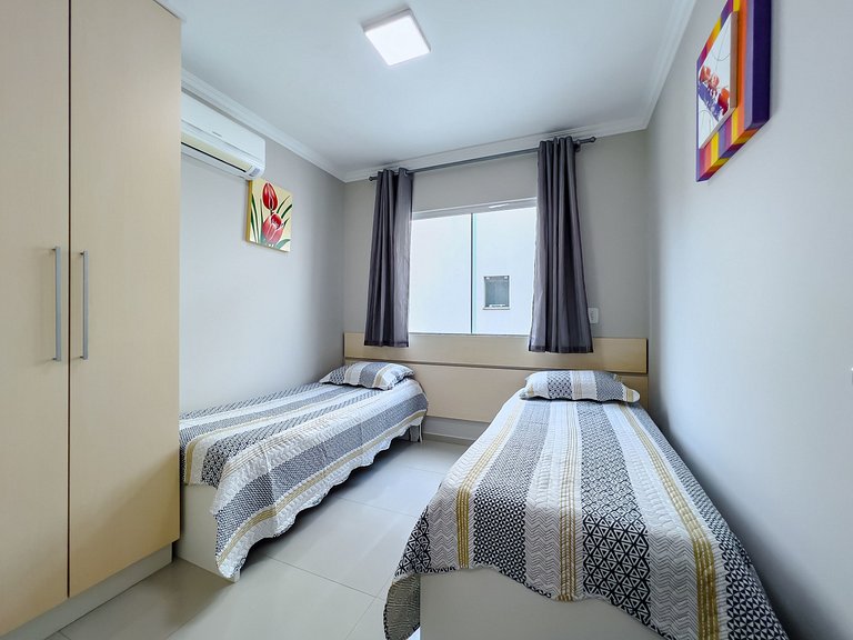 012 - Apartamento espaçoso à 120m Praia de Bombas