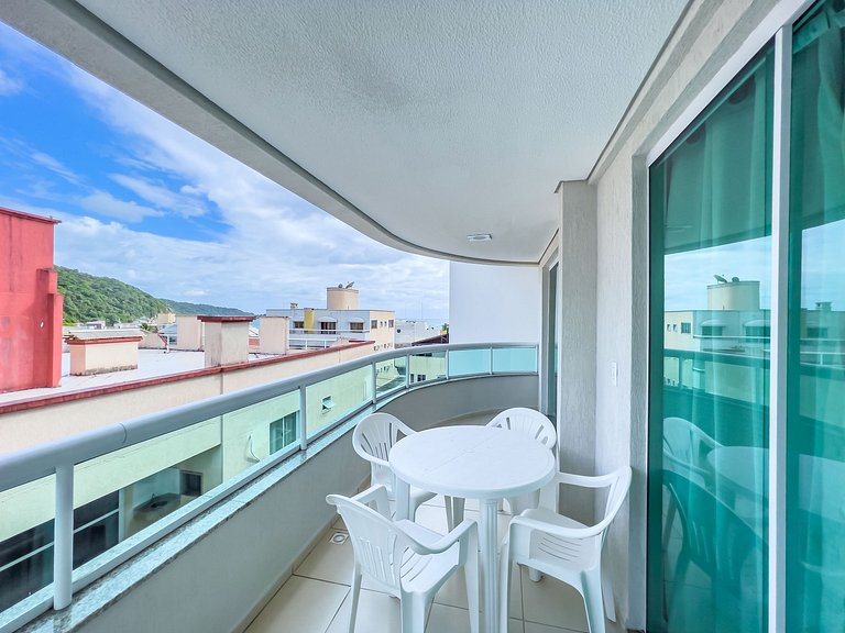 012 - Apartamento espaçoso à 120m Praia de Bombas