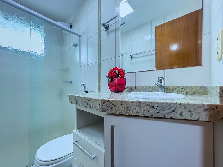 012 - Apartamento espaçoso à 120m Praia de Bombas