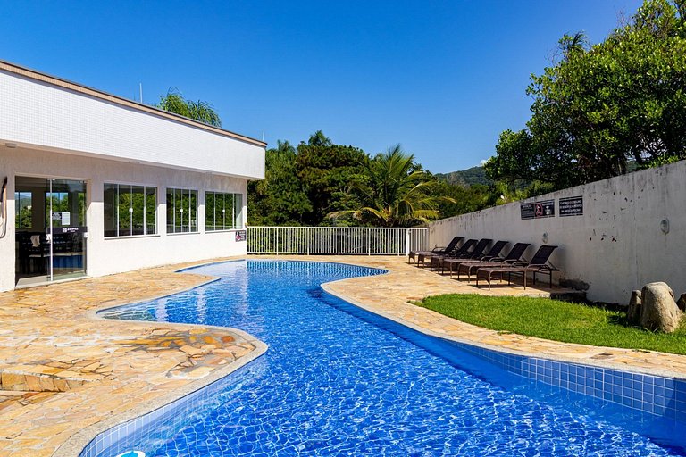 173 - Apartamento em 4 Ilhas com Piscina