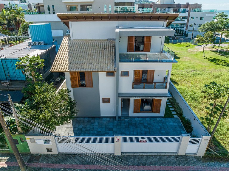 192 - Casa luxo com 5 suítes e piscina aquecida