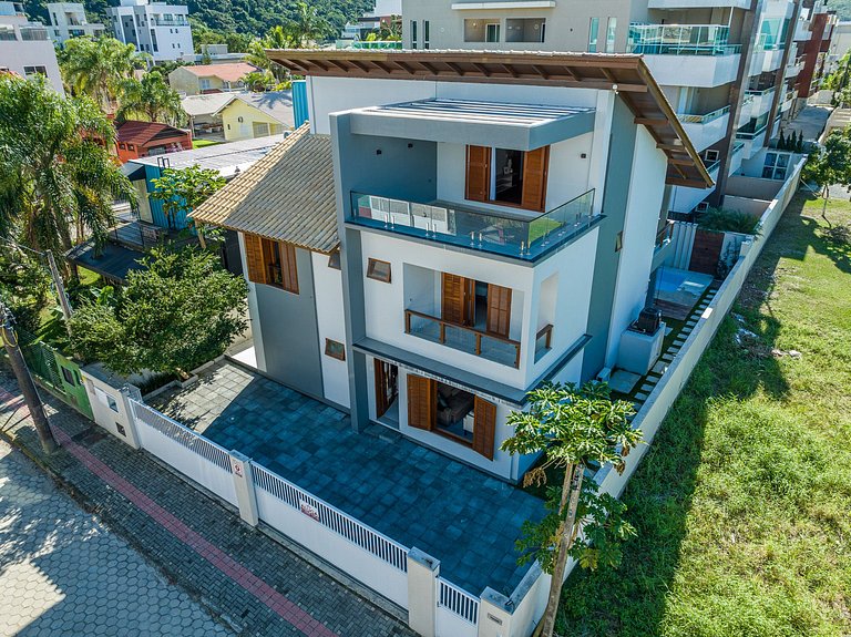 192 - Casa luxo com 5 suítes e piscina aquecida