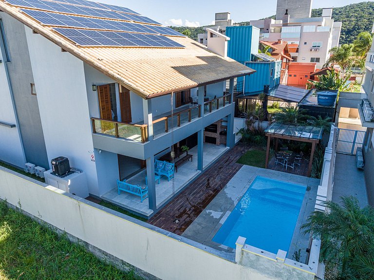 192 - Casa luxo com 5 suítes e piscina aquecida