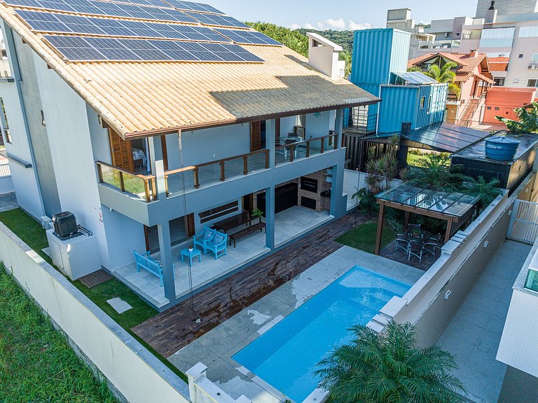 192 - Casa luxo com 5 suítes e piscina aquecida
