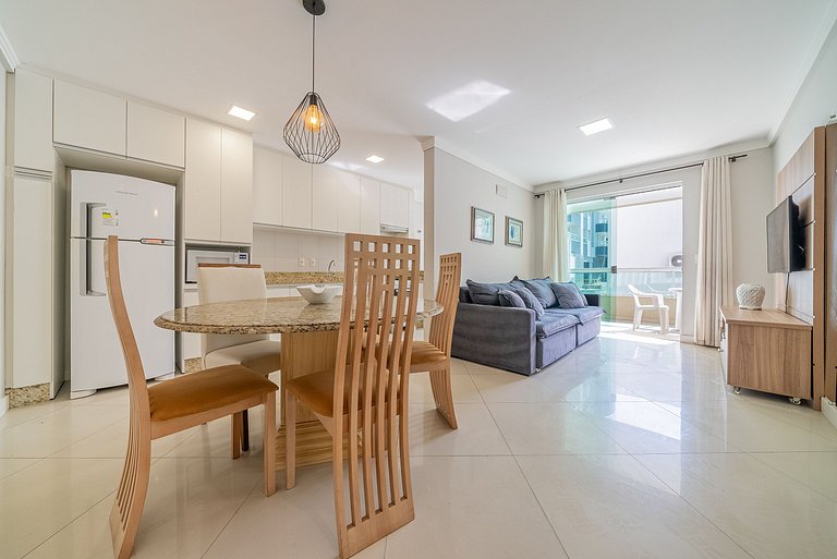 Apartamento em Bombas a aproximadamente 50m da praia.