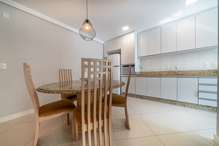 Apartamento em Bombas a aproximadamente 50m da praia.