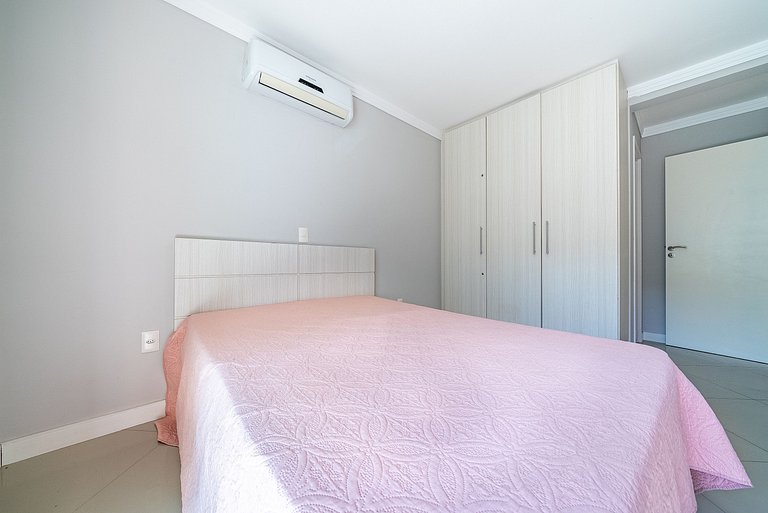 Apartamento em Bombas a aproximadamente 50m da praia.