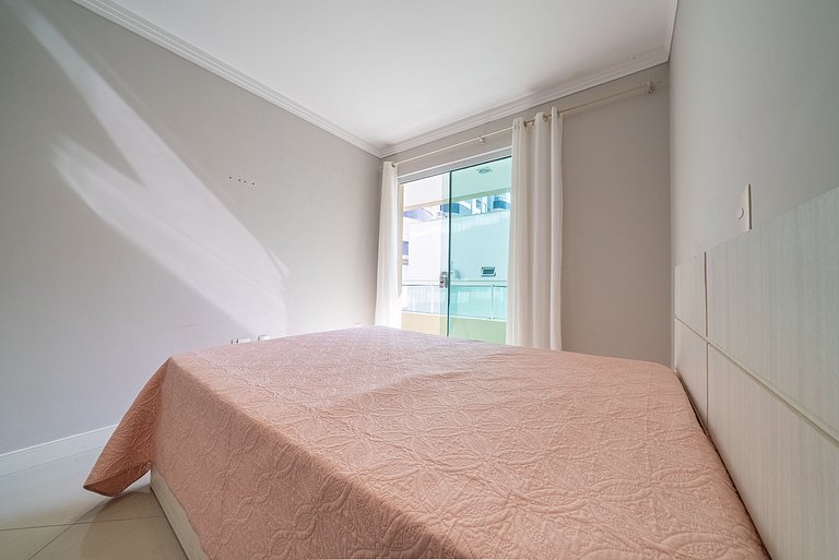 Apartamento em Bombas a aproximadamente 50m da praia.