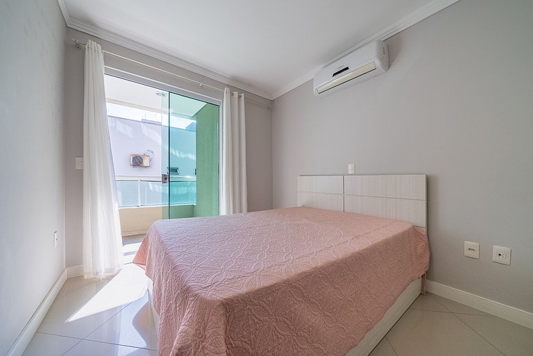 Apartamento em Bombas a aproximadamente 50m da praia.