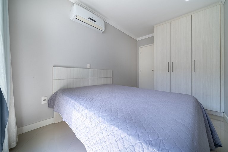 Apartamento em Bombas a aproximadamente 50m da praia.