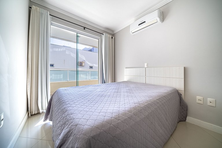 Apartamento em Bombas a aproximadamente 50m da praia.