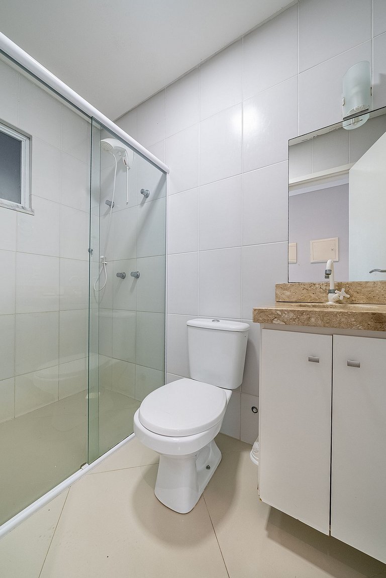 Apartamento em Bombas a aproximadamente 50m da praia.