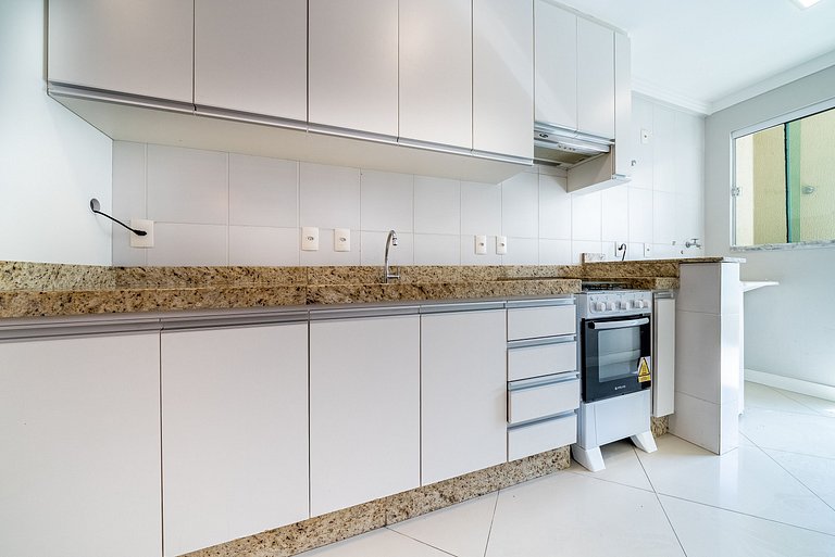 Apartamento em Bombas a aproximadamente 50m da praia.