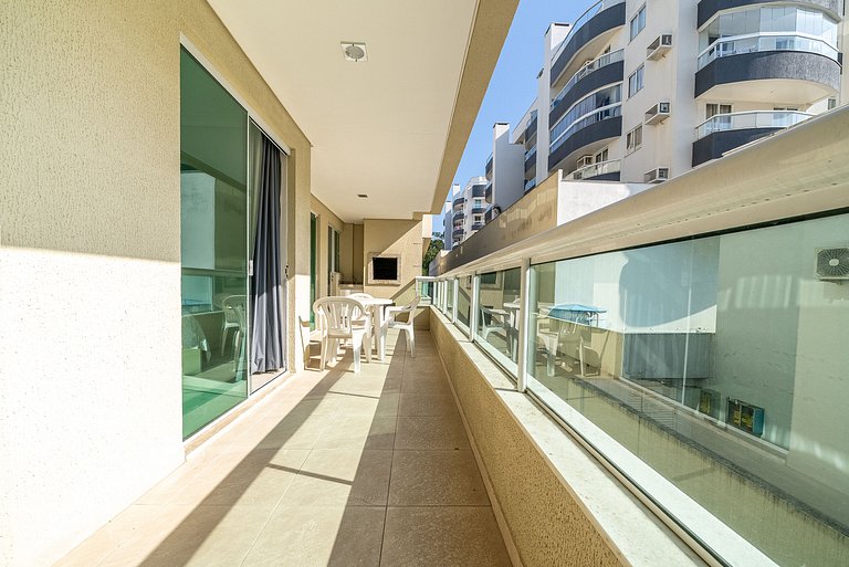 Apartamento em Bombas a aproximadamente 50m da praia.