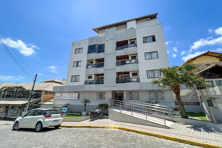300 - Apto com 02 dormitórios 100m praia de Bombas