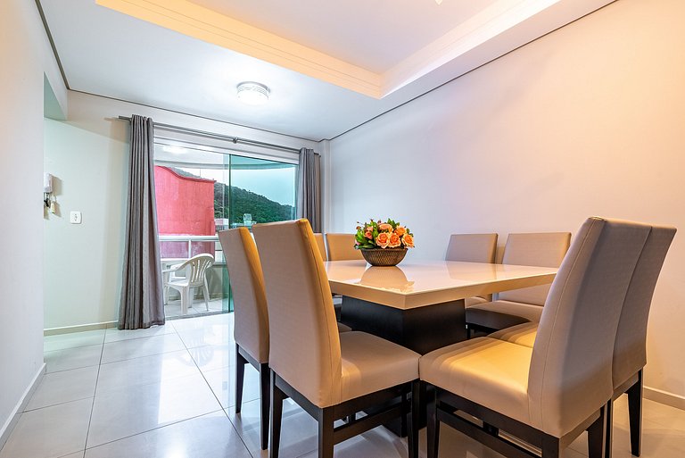 012 - Apartamento espaçoso à 120m Praia de Bombas