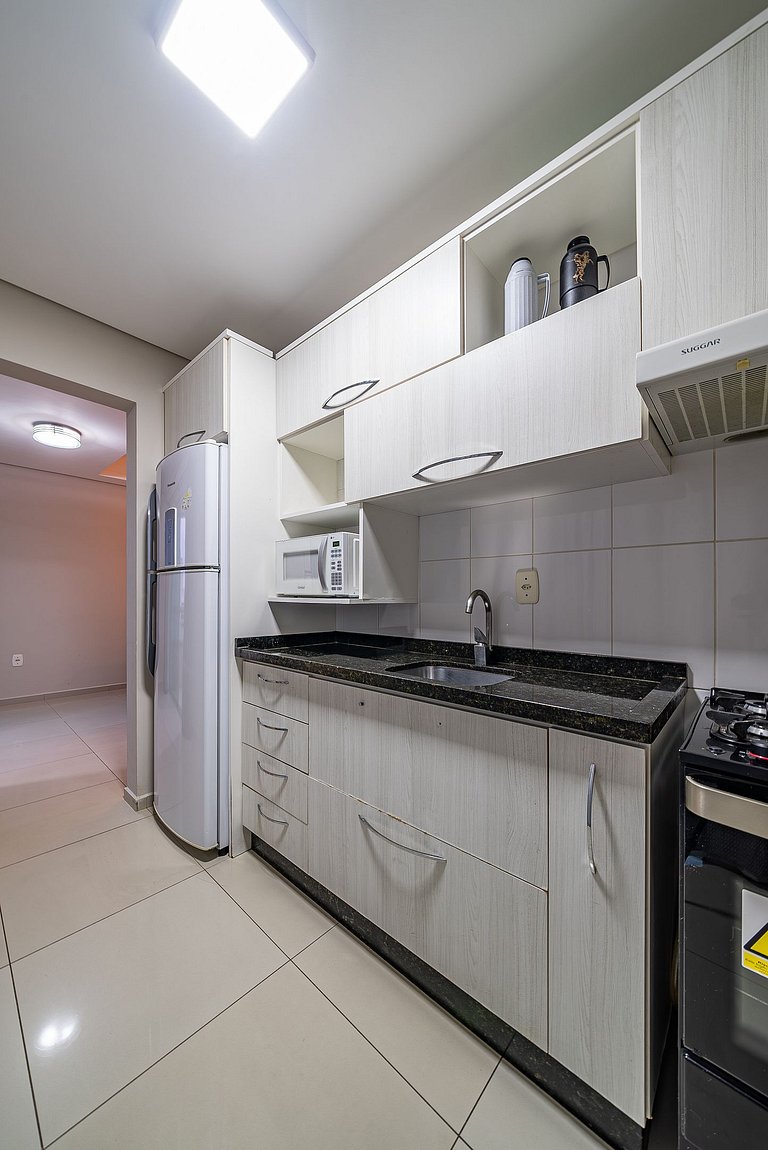 012 - Apartamento espaçoso à 120m Praia de Bombas