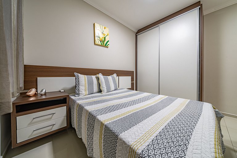 012 - Apartamento espaçoso à 120m Praia de Bombas
