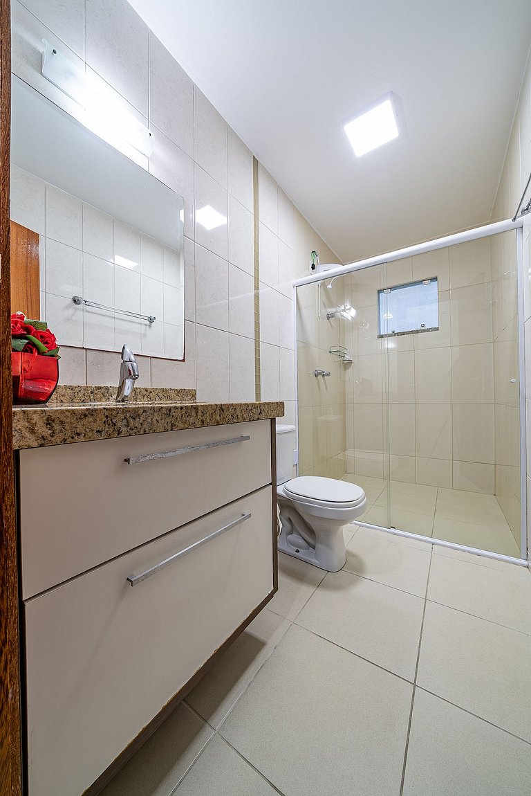 012 - Apartamento espaçoso à 120m Praia de Bombas
