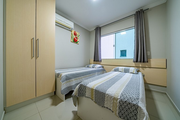 012 - Apartamento espaçoso à 120m Praia de Bombas