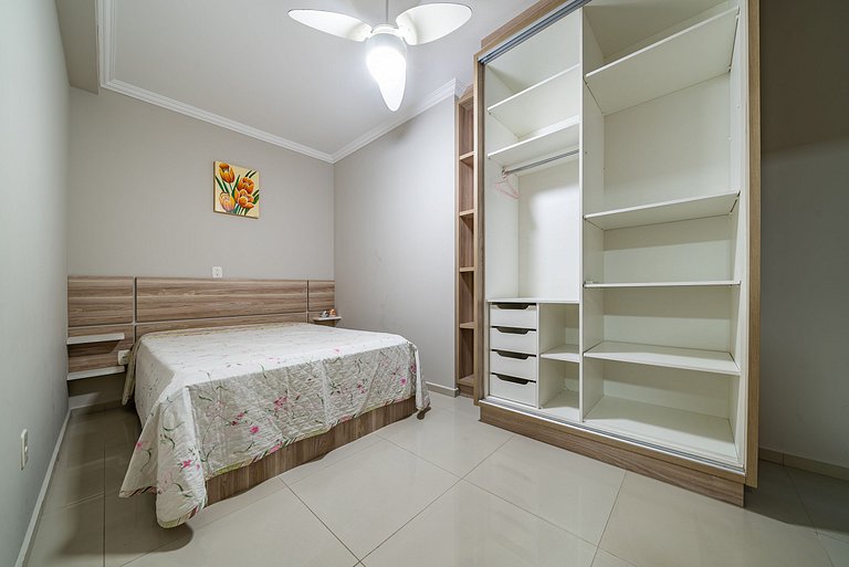 012 - Apartamento espaçoso à 120m Praia de Bombas