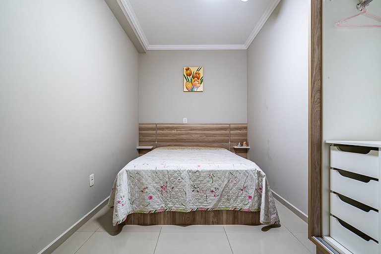 012 - Apartamento espaçoso à 120m Praia de Bombas