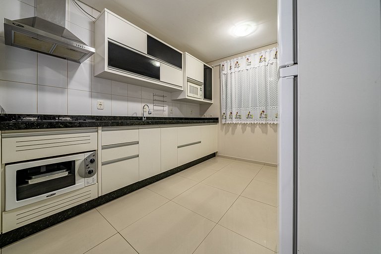 113 - Apto 3 dorm c/ sacada 130m do mar