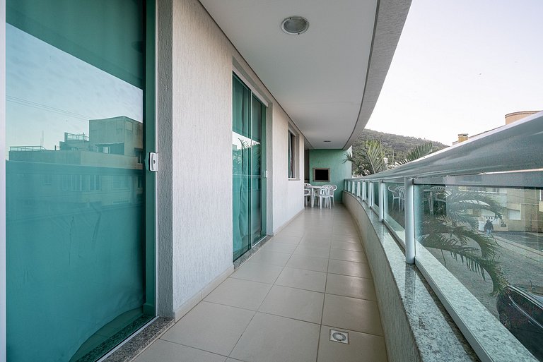 113 - Apto 3 dorm c/ sacada 130m do mar