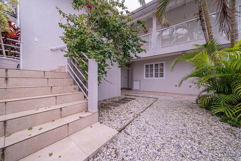 026 - Residencial com Piscina e Jacuzzi em Bombas