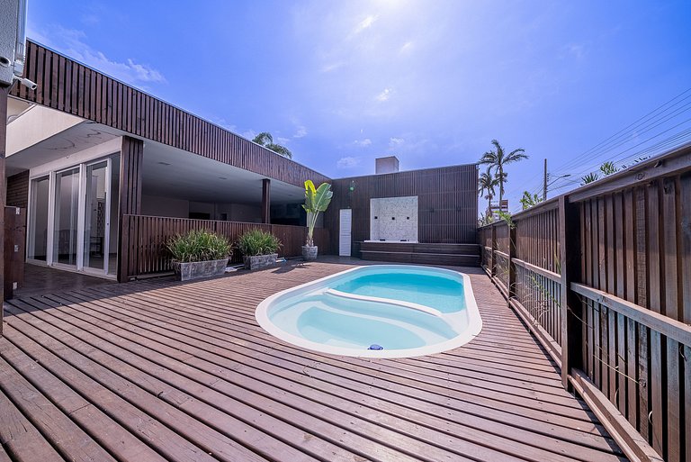 026 - Residencial com Piscina e Jacuzzi em Bombas